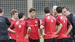 <b>CHARLA. </b>Bielsa se dirige a sus jugadores ayer en Lezama.