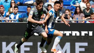 GRAF3342. CORNELL&Agrave;-EL PRAT DEL LLOBREGAT (BARCELONA), 18/05/2019.- El delantero chino RCD Espanyol Wu Lei (d) lucha con el defensa de la Real Sociedad Aritz Elustondo (i) durante el partido correspondiente a la trig&eacute;sima octava jornada de La