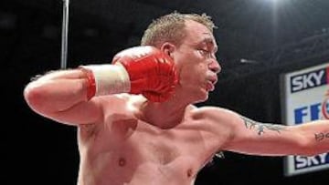 <b>BUENA DESPEDIDA. </b>Peter Buckley golpea a Matin Mohammed.