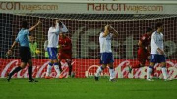 DECEPCI&Oacute;N. Sapunaru y Movilla se lamentan llev&aacute;ndose las manos a la cabeza tras el gol del Mallorca, que terminaba con la encomiable resistencia del Zaragoza.