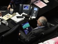 Quién es Adán Augusto López, el senador que indigna a México por ser pillado viendo la Champions League durante una comparecencia