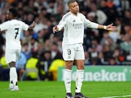 Vinicius y Mbappé se lamentan durante el Real Madrid-Arsenal en el Bernabéu.