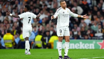 Vinicius y Mbappé se lamentan durante el Real Madrid-Arsenal de este miércoles en el Bernabéu.