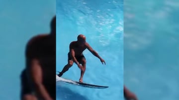 Kelly Slater surfeando en The Lineup Wai Kai Haw&aacute;i, en mayo del 2023. 