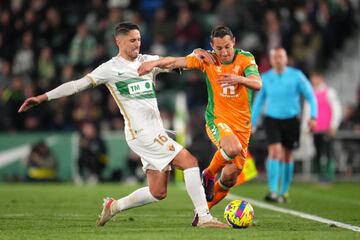 ELCHE, SPAIN - FEBRUARY 24: Andres Guardado of Real Betis battles for possession with Fidel of Elche CF during the LaLiga Santander match between Elche CF and Real Betis at Estadio Manuel Martinez Valero on February 24, 2023 in Elche, Spain. (Photo by Aitor Alcalde/Getty Images)