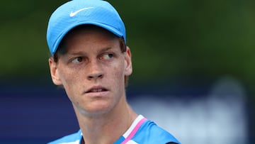 MIAMI GARDENS, FLORIDA - MARCH 29: Jannik Sinner of Italy reacts in the first set against Daniil Medvedev during the Men's semifinal at Hard Rock Stadium on March 29, 2024 in Miami Gardens, Florida.   Elsa/Getty Images/AFP (Photo by ELSA / GETTY IMAGES NORTH AMERICA / Getty Images via AFP)