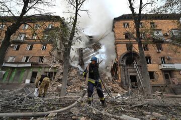 Zaporiyia es una ciudad de Ucrania situada sobre el río Dniéper, centro administrativo de la óblast de Zaporiyia. Este jueves varias explosiones han sacudido la ciudad. Al menos dos personas han muerto esta madrugada en un bombardeo sobre varios bloques de viviendas.