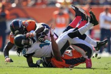 El jugador de los Jacksonville Jaguars, Ace Sanders (18) es bloqueado por los jugadores de los Denver Broncos.