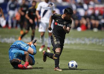 Carlos Vela deja pagando al arquero del Galaxy, David Bingham, para el segundo gol del derbi angelino.