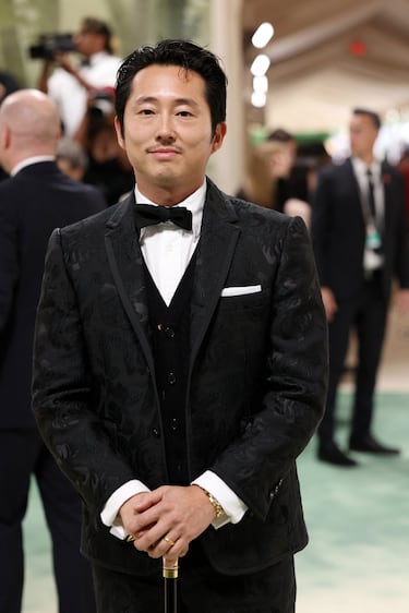El actor, Steven Yeun, posa con un smocking de Thom Browne.