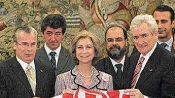 <b>PRESIDENTA DE HONOR</B>. Baltasar Garzón y Luis del Olmo entregaron a la Reina Doña Sofía la camiseta atlética del partido de esta noche.