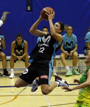 Celia Menéndez lanza a canasta durante un amistoso.