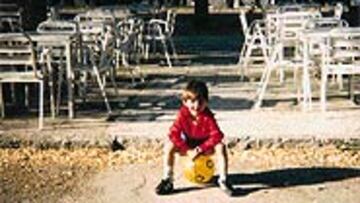 <b>DESDE NIÑO</b>. Portillo, a los 6 años, con una pelota amarilla.