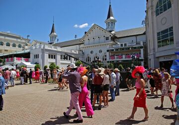  Aficionados a la hípica en el Churchill Downs de Kentucky durante la Kentucky Oaks.