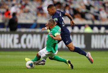 El delantero del PSG salió llorando del campo tras recibir una dura entrada del jugador del Saint-Étienne, Perrin, que acabó expulsado.