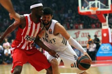 Brent Petway del Olympiacos en acción ante Nikola Mirotic.