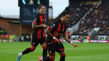 Soccer Football - Premier League - Wolverhampton Wanderers v AFC Bournemouth - Molineux Stadium, Wolverhampton, Britain - November 30, 2024 AFC Bournemouth's Justin Kluivert celebrates scoring their third goal with Marcus Tavernier REUTERS/Phil Noble EDITORIAL USE ONLY. NO USE WITH UNAUTHORIZED AUDIO, VIDEO, DATA, FIXTURE LISTS, CLUB/LEAGUE LOGOS OR 'LIVE' SERVICES. ONLINE IN-MATCH USE LIMITED TO 120 IMAGES, NO VIDEO EMULATION. NO USE IN BETTING, GAMES OR SINGLE CLUB/LEAGUE/PLAYER PUBLICATIONS. PLEASE CONTACT YOUR ACCOUNT REPRESENTATIVE FOR FURTHER DETAILS..