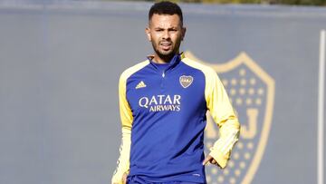 Edwin Cardona, volante de Boca, dio positivo por COVID-19. El equipo argentino informó que se encuentra aislado y a la espera del resultado de la PCR