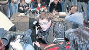 <b>APOYO. </b>Toda la plantilla del Alavés se solidarizó con Carreras (en el centro de la imagen a la derecha) por los ataques de Piterman.