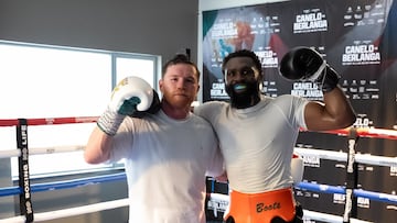 Canelo Álvarez y Jaron Ennis posan tras su sparring.