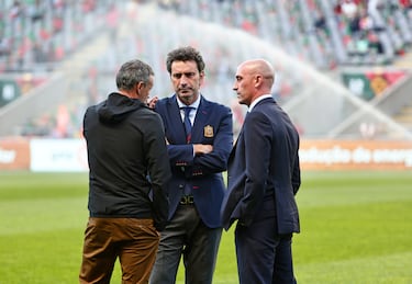 Luis Enrique junto a Rubiales, presidente de la RFEF, y José Francisco Molina, director deportivo de la RFEF. Antes del partido Portugal-España que decidió el pase de España a la Final Four de esta competición.