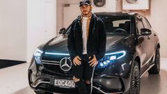 Hamilton con el Mercedes EQC.