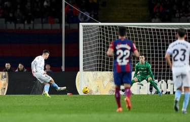 1-3. Christian Stuani se anticipa en el salto a Ronald Araujo, asiste de cabeza a Valery Hernández que gana en el duelo a Jules Koundé y bate a Iñaki Peña con un disparo cruzado a la izquierda del guardameta azulgrana.