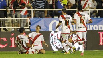 Los jugadores del Rayo felicitan a Javi Guerra.