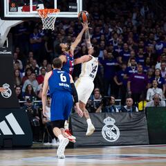 Deck levanta al Madrid en el Clásico de los mil errores