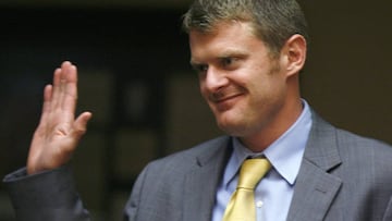 Floyd Landis jura durante un juicio en 2010 tras ser acusado de dopaje. 