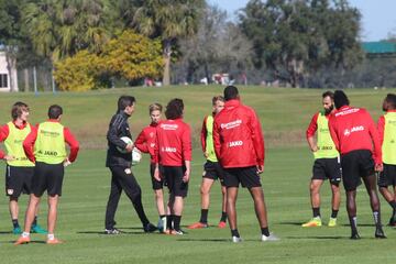 El Bayer Leverkusen entrena en el campo deportivo del Omni Resort. 