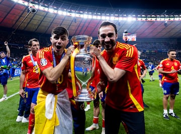 Pedri y Pablo Amo, segundo entrenador, posan con el trofeo de la Eurocopa.