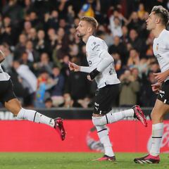 Kluivert y Mestalla rascan un punto