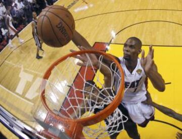 Chris Bosh machaca ante Duncan en las Finales de 2013.