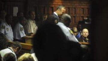 El atleta sudafricano Oscar Pistorius (c) rompe a llorar ante el fiscal Gerrie Nel, que le acus&oacute; formalmente del asesinato de su novia en el Tribunal de la Magistratura de Pretoria, Sud&aacute;frica.