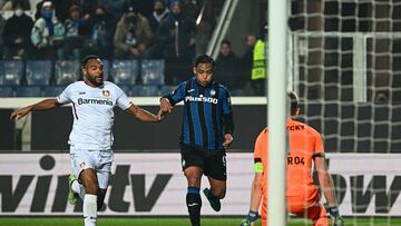 Atalanta's Colombian forward Luis Muriel (C) challenges Leverkusen's German defender Jonathan Tah (L) and Leverkusen's Finnish goalkeeper Lukas Hradecky during the UEFA Europa League round of 16, 1st leg football match between Atalanta and Leverkusen on March 10, 2022 at the Azzurri d'Italia stadium in Bergamo. (Photo by MIGUEL MEDINA / AFP)