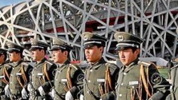 <b>LISTO ANTES DE TRES MESES. </b>Así se vigila el llamado 'Nido', el National Stadium donde se inaugurarán los Juegos: debe estar listo en menos de tres meses, al final de marzo.