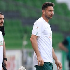 Claudio Pizarro peleará la permanencia con el Bremen