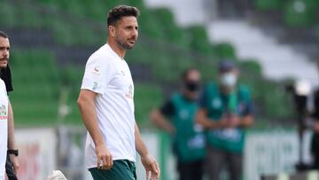 BREMEN, GERMANY - JUNE 27: Claudio Pizarro (R) of Werder Bremen looks on to the Bundesliga match between SV Werder Bremen and 1. FC Koeln at Wohninvest Weserstadion on June 27, 2020 in Bremen, Germany. (Photo by Oliver Hardt/Getty Images)