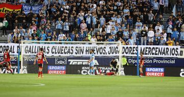 Pancarta de la afición del Málaga CF contra los jugadores. 