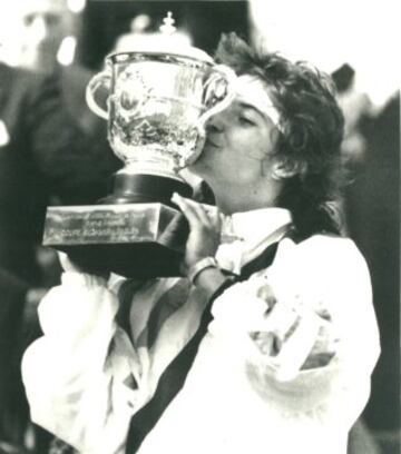 Arantxa Sánchez Vicario con su primer trofeo de campeona de Roland Garros de 1989. Repetiría el gesto dos años más, en 1994 y en 1998.