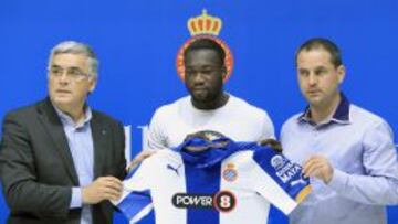 El delantero ecuatoriano, Felipe Caicedo, posa con el presidente y el director deportivo del RCD Espanyol, Joan Collet y Oscar Perarnau, respectivamente, durante su presentación hoy, en las instalaciones del club blanquiazul, como nuevo jugador periquito.