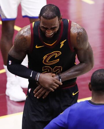 LeBron James doliéndose de su muñeca durante el partido.