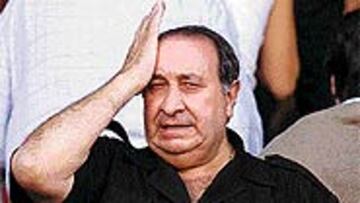 <B>EL LAMENTO DE GIL</b>. Hasta Gil en el palco no se explica tantos fallos.