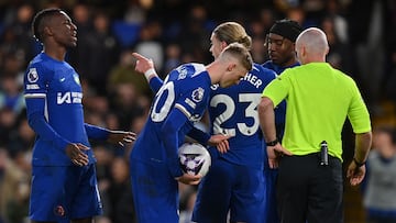 Los jugadores del Chelsea se pelean por tirar un penalti ante el Chelsea.