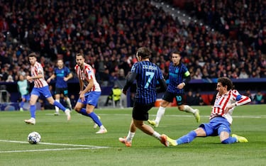 Preciosa la pared que tira Zielinski con Bonny, entrando en diagonal por la izquierda al área y batiendo por bajo a Musso con un disparo cruzado.