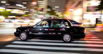 Un taxi japonés circulando por Tokyo