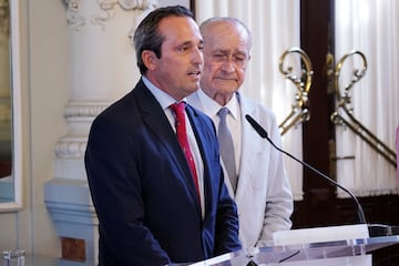 Kike Pérez, con De la Torre durante su exposición.