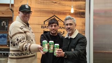 David Silva posa con su cerveza juntos a los fundadores de Basqueland