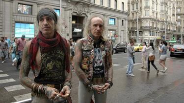 Quiénes son los hermanos Alcázar, ‘los heavys de Gran Vía’ que todo Madrid conoce